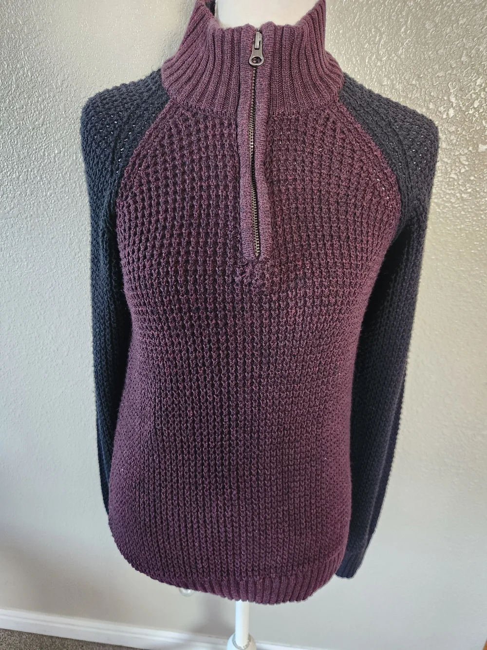 Aeropostale Men's Half-Zip Sweater in Plum and Black